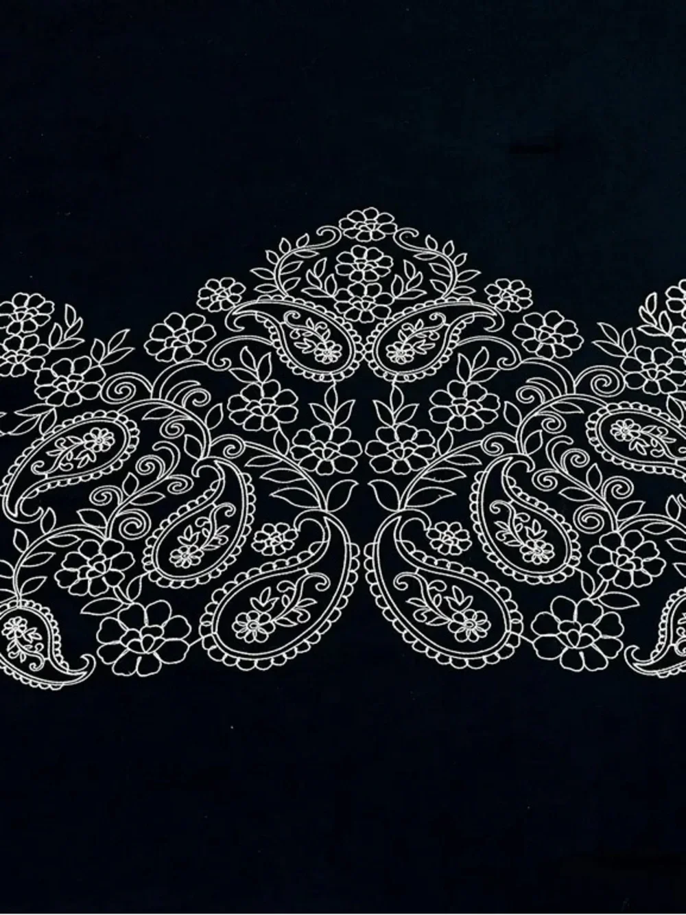 Black and White Paisley Queen 4 piece Comforter Set